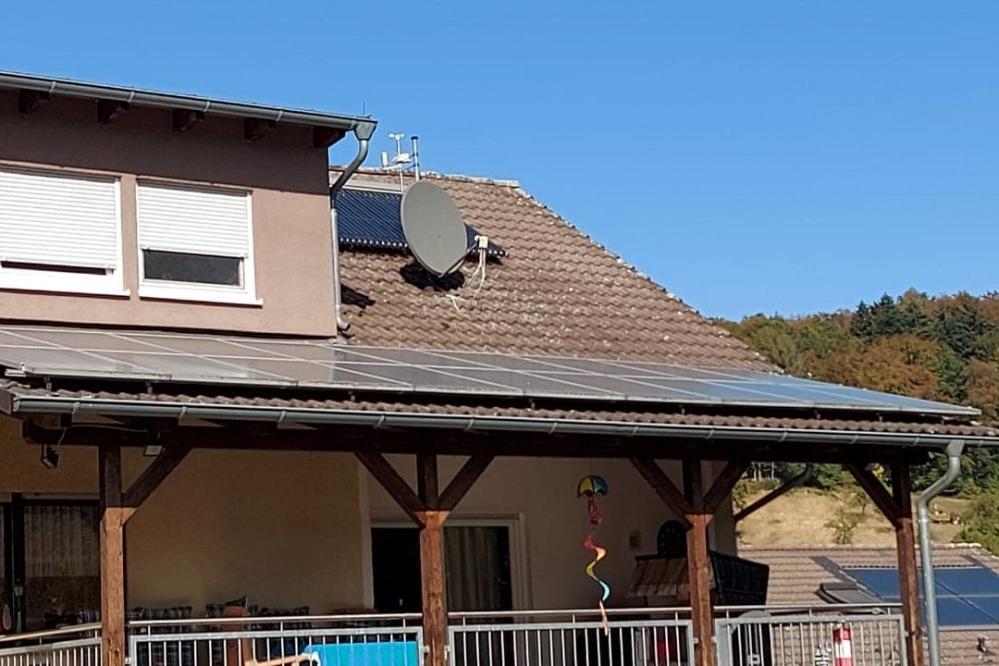 Auch Vordächer, Terrassenüberdachungen oder Carports eignen sich für Solaranlagen - ob zur Stromgewinnung oder zur Warmwasserbereitung