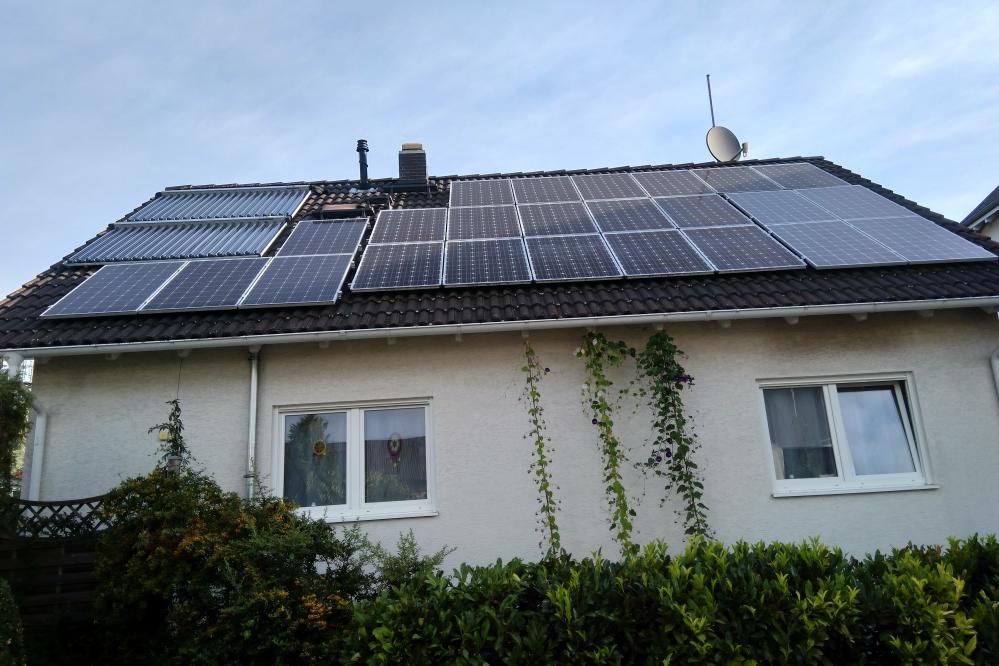 Die Solarthermieanlage unterstützt die Heizung durch die Warmwasserbereitung, die Photovoltaikanlage verringert den Strombezug vom Energieversorger