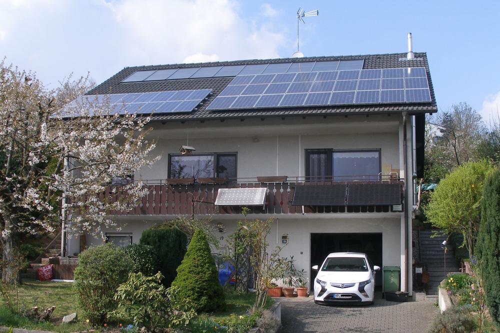 Solarthermie- und Photovoltaikmodule teilen sich das Dach, die Balkonbrüstung wird ebenfalls zur Stromgewinnung genutzt