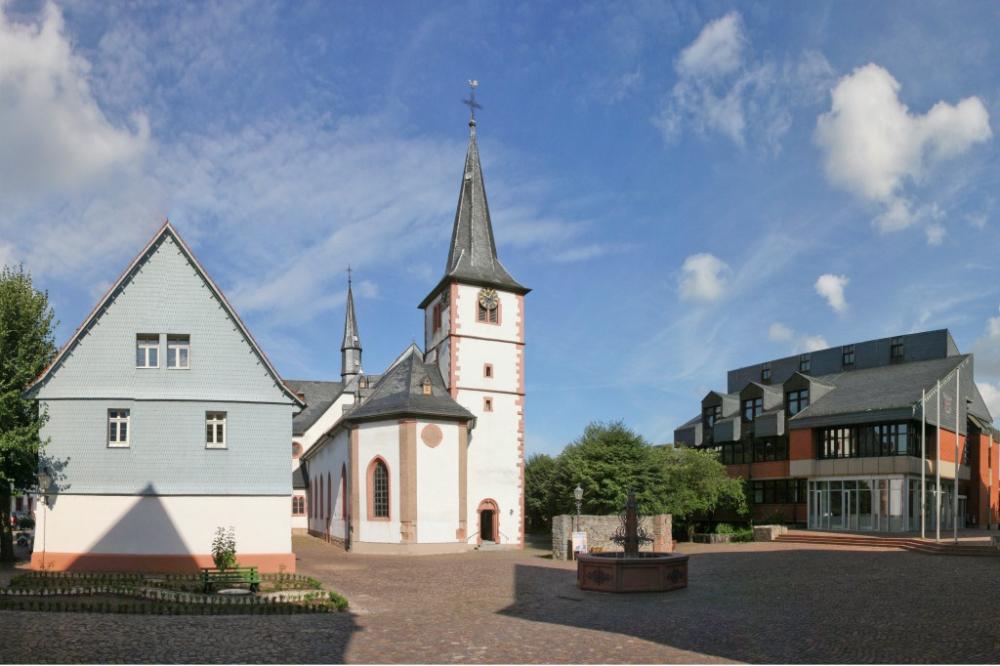 Mörlenbach Marktplatz mit katholischer Kirche